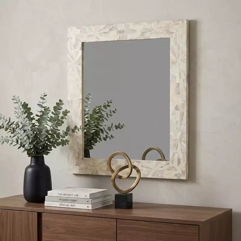 Specchio da parete con cornice in legno a raggiera "Starburst" da 46" con finitura bianca anticata