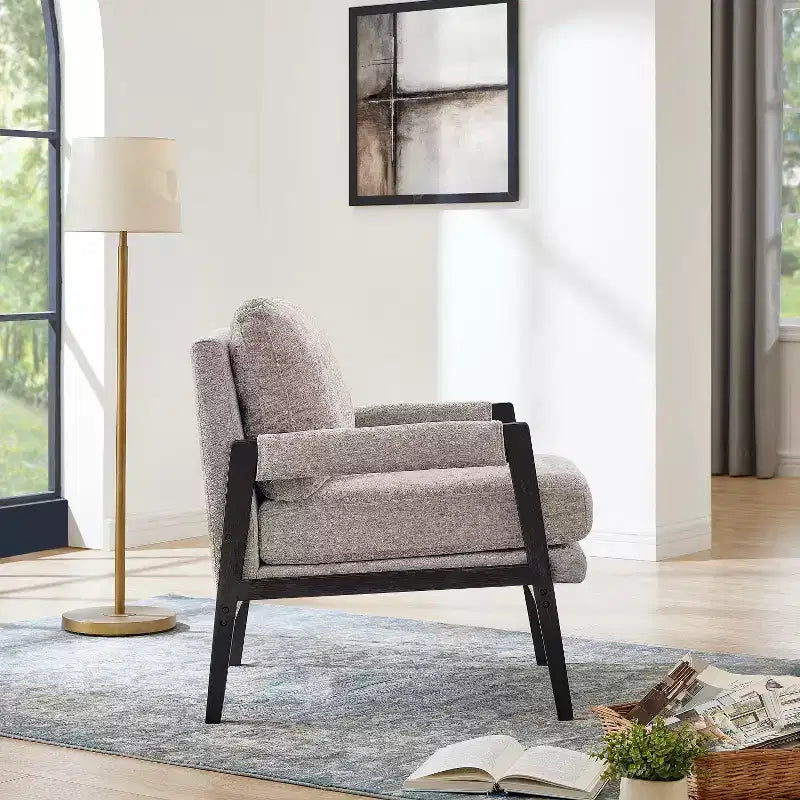 Poltrona accentuata imbottita in ciniglia Kelly di Roundhill Furniture, stile moderno metà secolo