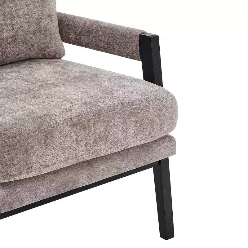 Poltrona accentuata imbottita in ciniglia Kelly di Roundhill Furniture, stile moderno metà secolo