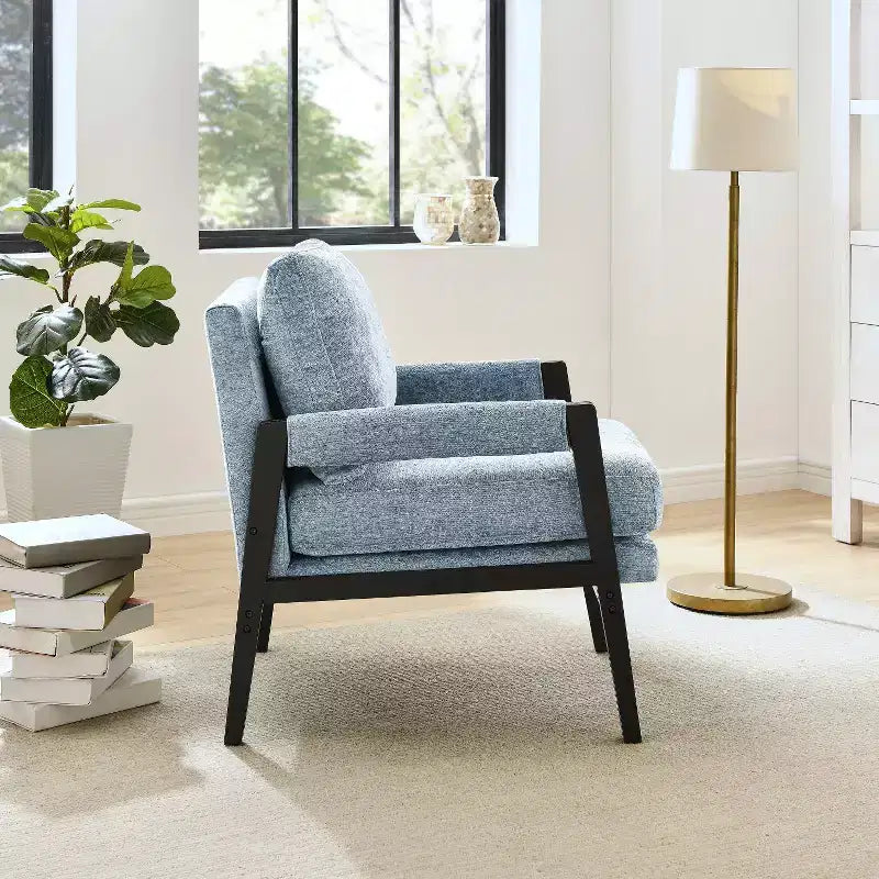 Poltrona accentuata imbottita in ciniglia Kelly di Roundhill Furniture, stile moderno metà secolo