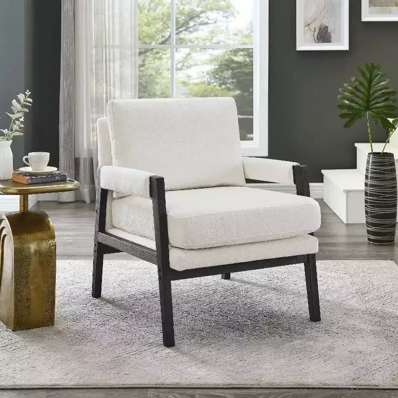 Poltrona accentuata imbottita in ciniglia Kelly di Roundhill Furniture, stile moderno metà secolo